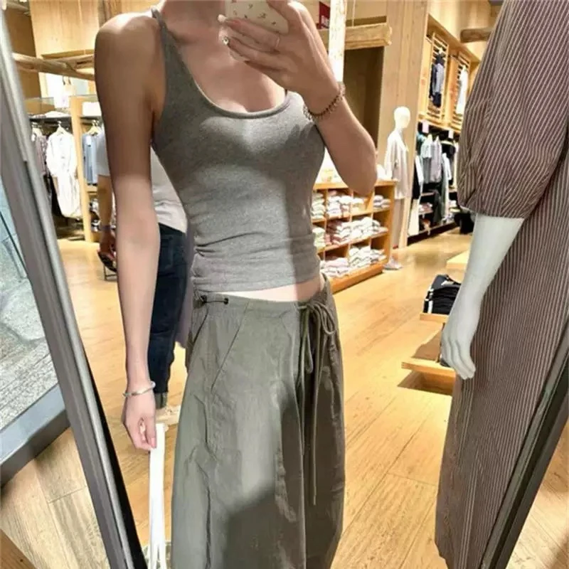 توب رياضي نسائي رمادي بتصميم عصري، ملابس داخلية وخارجية مع حشوة للصدر، سترة بحمالات وظهر مكشوف قطعة واحدة #1