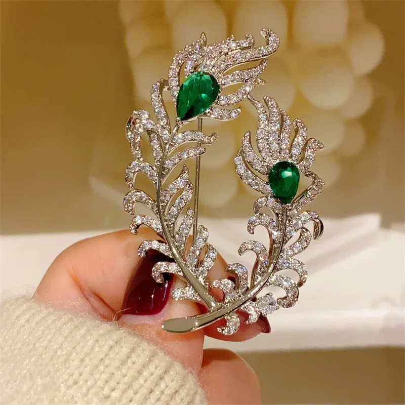 CC Vintage Brooch Love Olive Branch Shape Imitation Emerald Coat Pins High-end Cardigan Shawl Buckle Luxury Jewelry Gifts B47