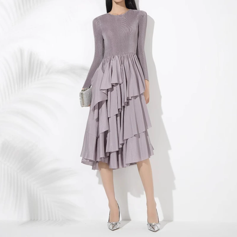

2025 Autumn and Winter Women's Dress Temperament Loose Solid Color Round Neck Long Sleeve Pleated Cake Dress