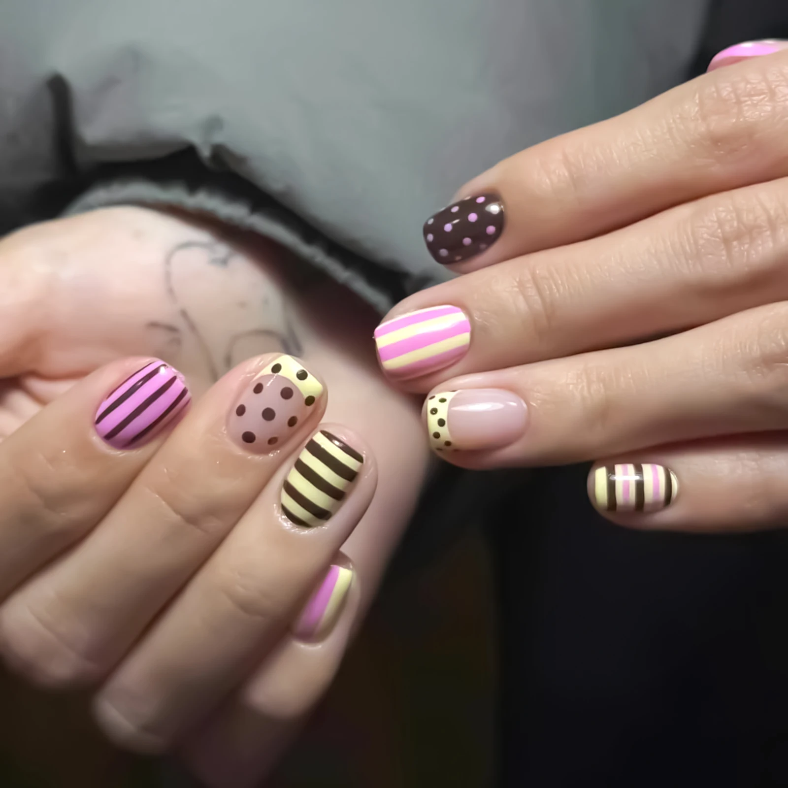 Y2K Mädchen Kurze Quadratische Künstliche Nägel Französische Spitzen Aufklebenägel Streifen-/Punktmuster Bedruckt Vollständig Abnehmbare Falsche Nägel Nagelkunst