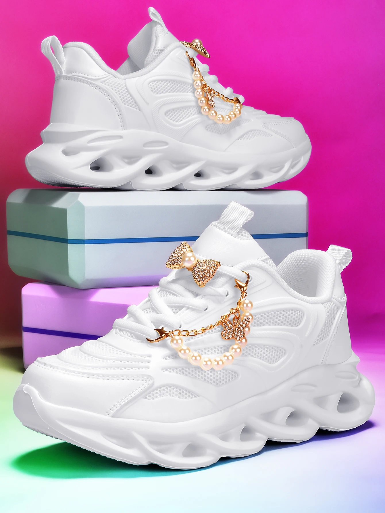 Zapatillas deportivas para mujer para todas las estaciones, estilo casual, con suela gruesa y aumento de altura de 5 cm, estilo dulce y moderno, zapatillas blancas con lazo de perlas de imitación y cadena de perlas de mariposa pequeña con doble decoración desmontable, suela antideslizante de EVA de malla transpirable y ligera, zapatos versátiles y modernos para chicas dulces y modernas, ideales para el día a día, compras y diversas ocasiones.