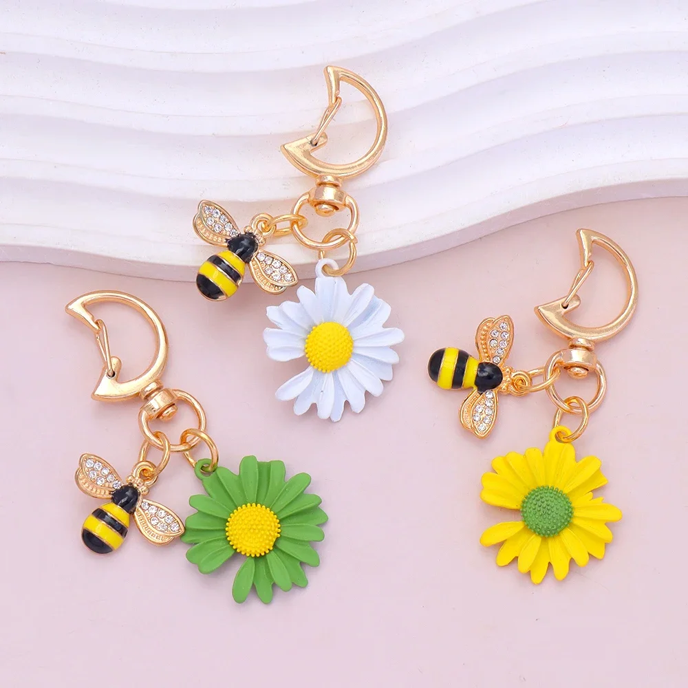 Fashion Daisy Flower Keychain Cute Little Bee Charm Moon Buckles Key Ring Purse Headphone Case Decoration for Women Jewelry Gift