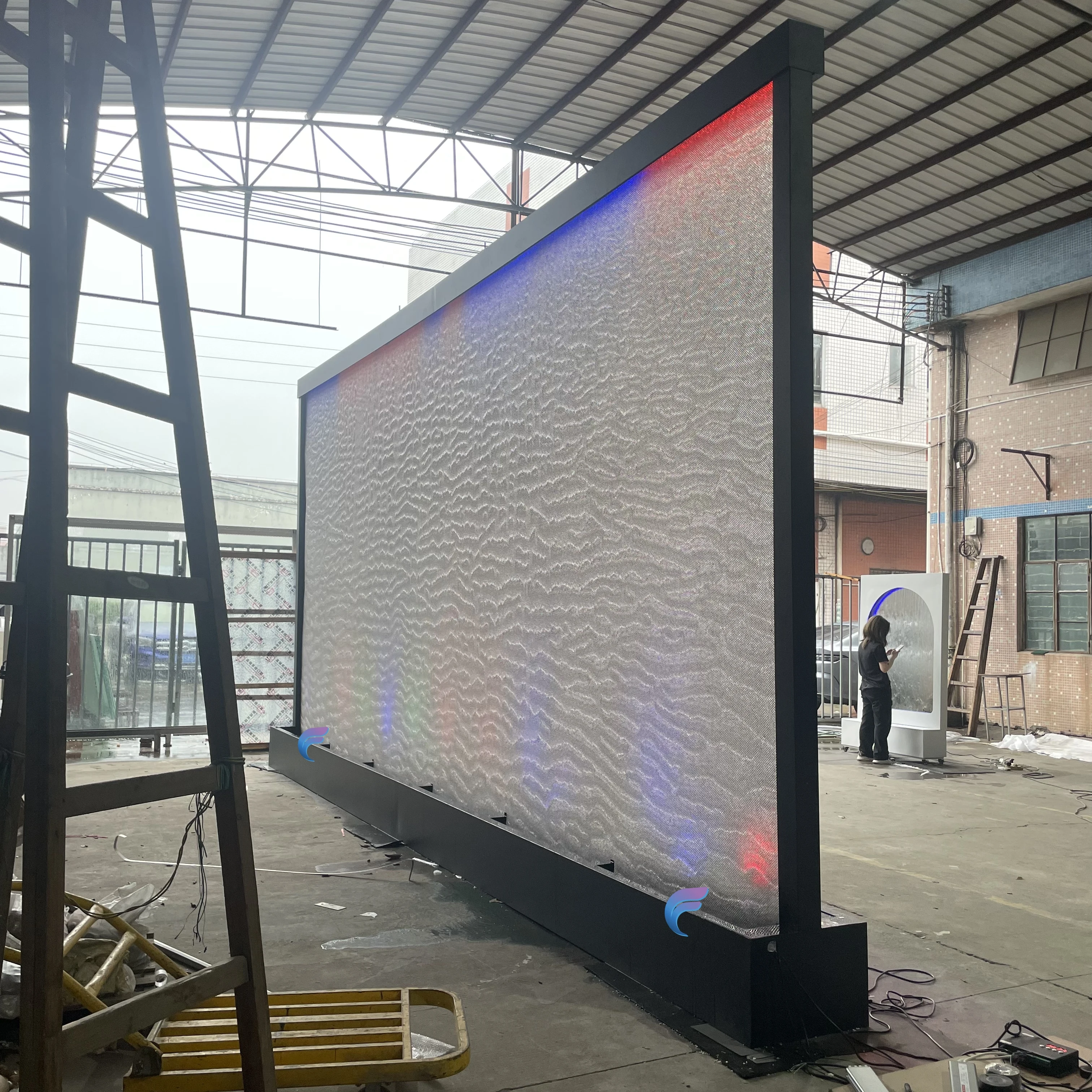 Anpassung. Moderne Wasserfunktionswand aus Stahlgeflecht für den Innen- und Gartenbrunnen dekorativ