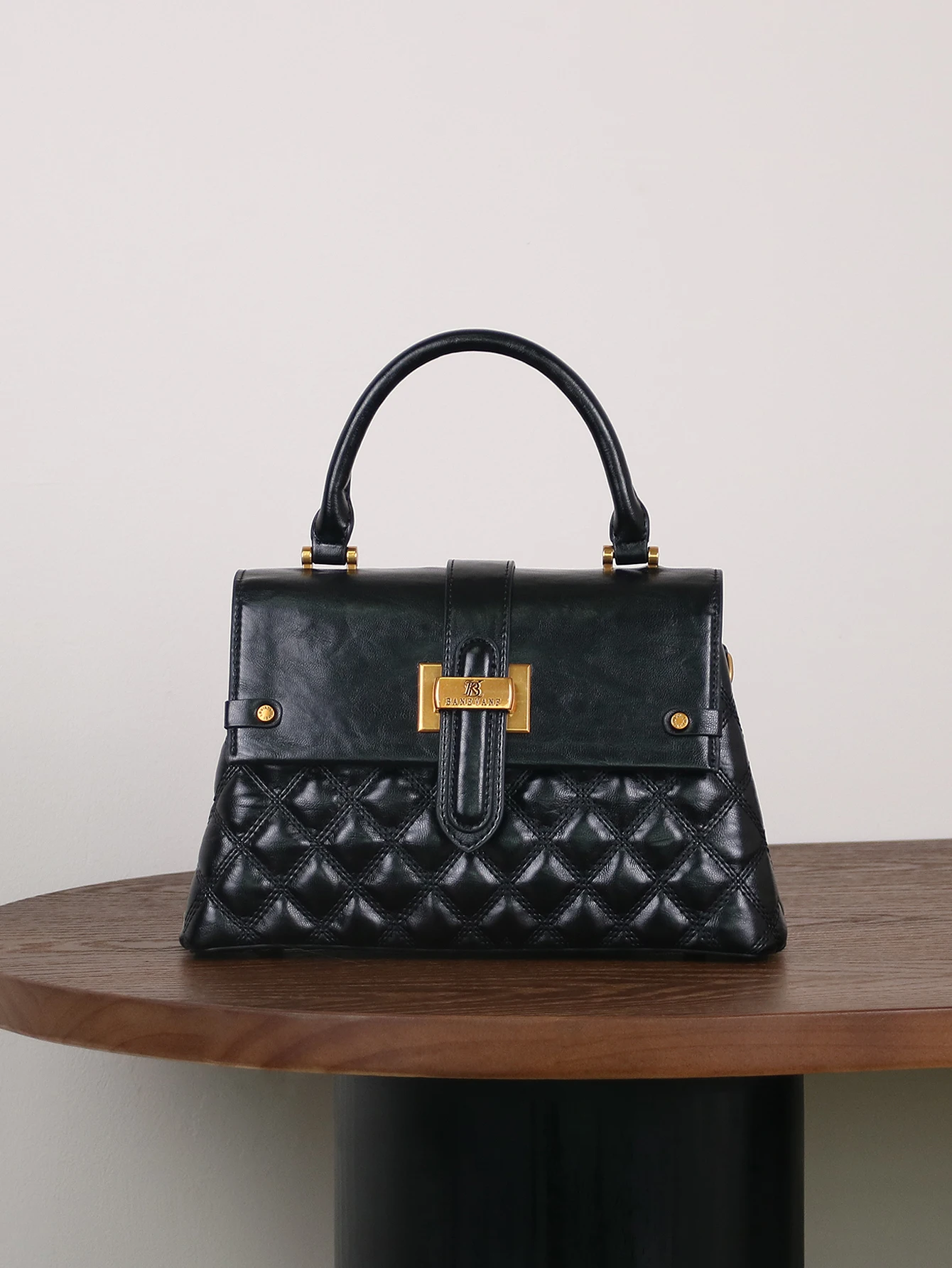 

2026 fashionable new luxury ladies' handbags with a high sense of black rhombic flip design temperament commuter elegant shoulde