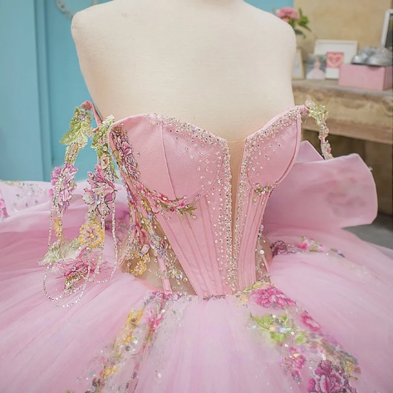 

Розовые платья Quinceanera по индивидуальному заказу с открытыми плечами, тюлевая аппликация с кристаллами и цветком, длинный хвост, бант, Vestido De 15, Quinceanera