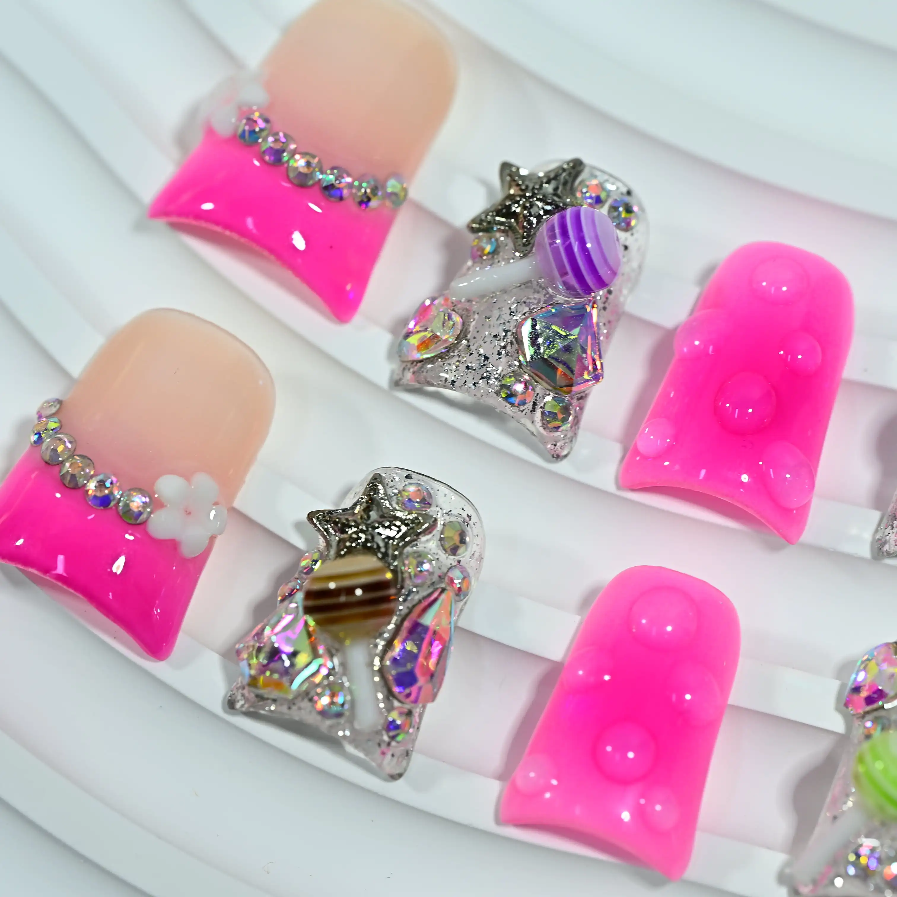 Handgefertigte fluoreszierende rosa Nägel zum Aufdrücken, glitzernde 3D-Dekor im Strass- und Bonbonstil, edgy Y2K-ästhetische wiederverwendbare Nägel zum Aufkleben