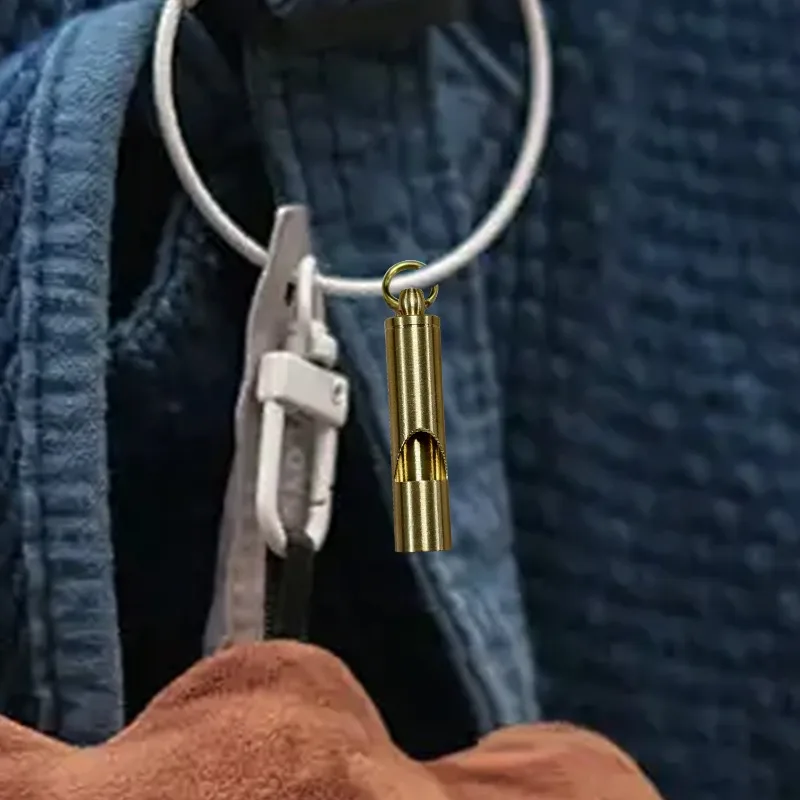Peluit Darurat Keras untuk Bertahan Hidup, Gantungan Kunci Kuningan untuk Keamanan Luar Ruangan, Mendaki, Berkemah, Petualangan, Ringkas, Anti Korosi, Dapat Dipasang di Ransel