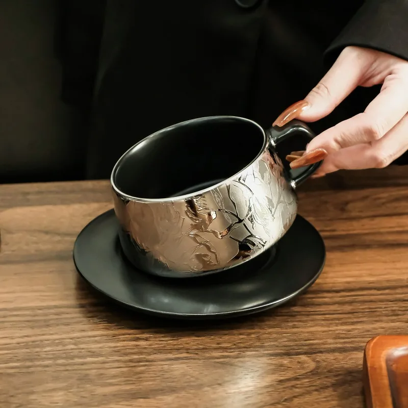 juego-de-taza-y-platillo-de-ceramica-de-alta-gama-elegante-taza-de-cafe-con-acabado-brillante-y-agarre-comodo