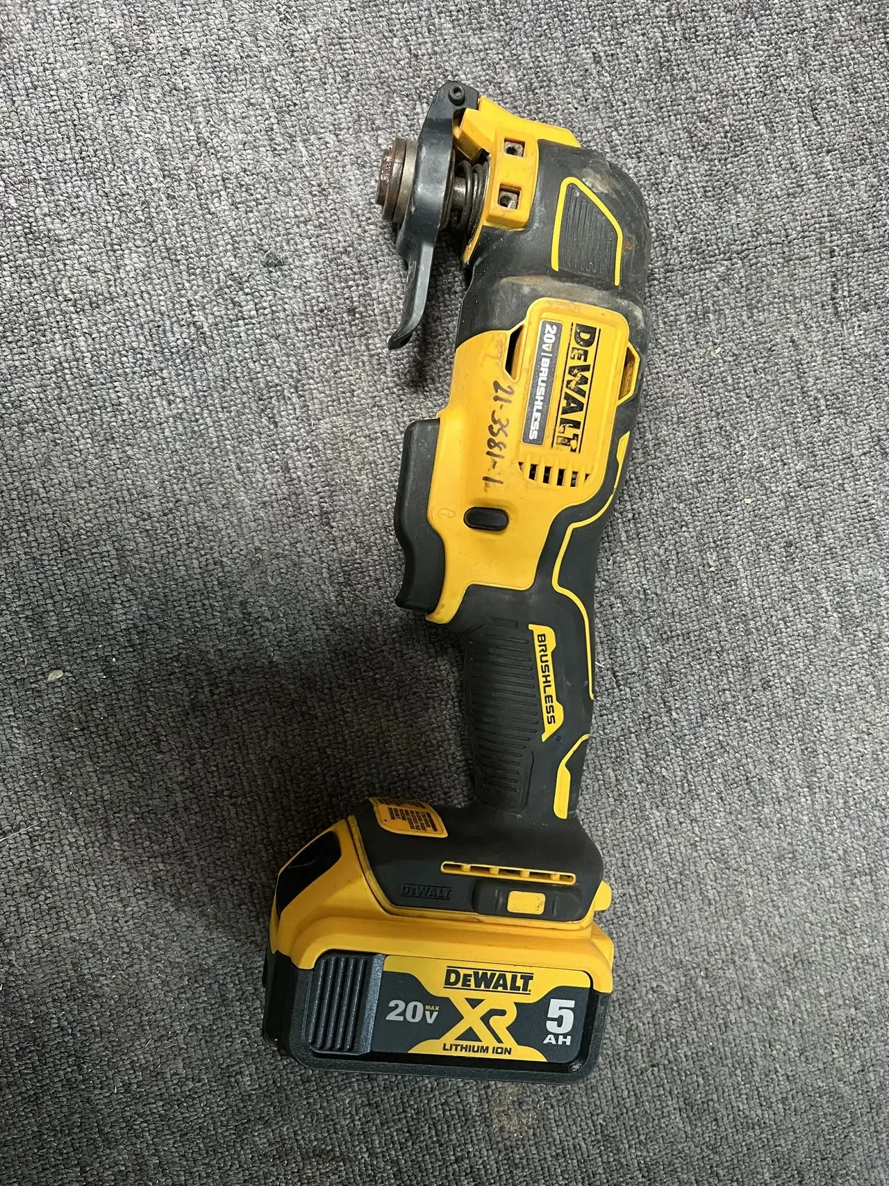 DEWALT DCS354 5.0AH battery  20V MAX Cordless 3-Speed Oscillating Multi-Tool second-hand