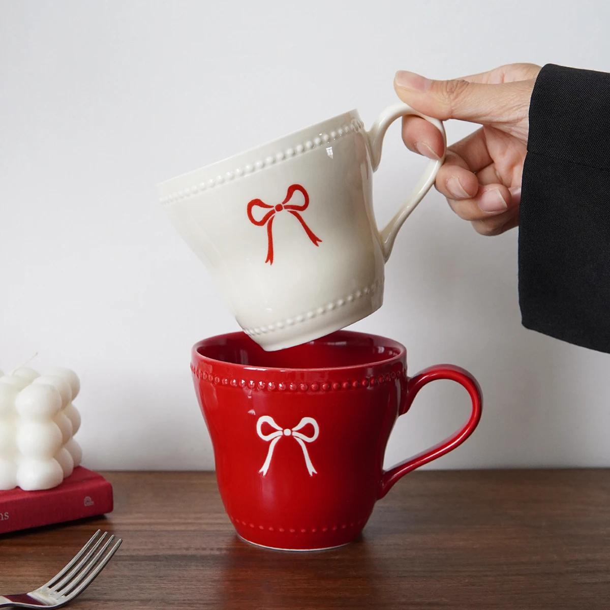 1-teilige Keramikbecher mit Schleife, Perlen-Spitzen-Design, exquisite und einfache Schleife, Kaffeetasse, geeignet für Heimdekoration, täglicher Frühstückstrinkbecher, Nachmittagstee-Kaffeetasse,
