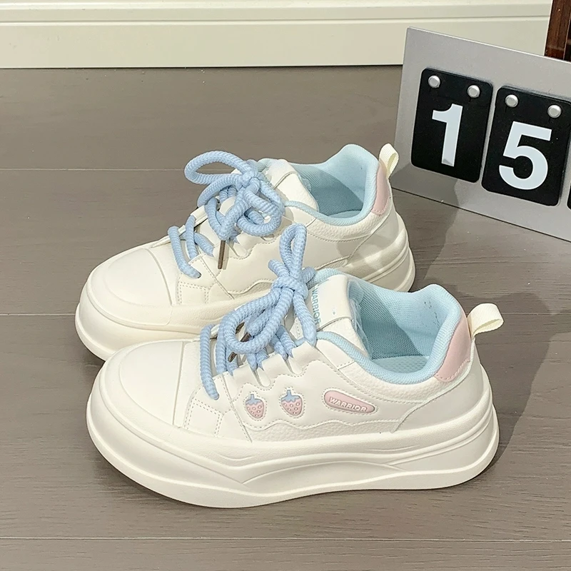 

Симпатичные белые туфли клубники на толстой подошве для девочек, Лолита, новинка 2024, студенческие повседневные туфли для доски