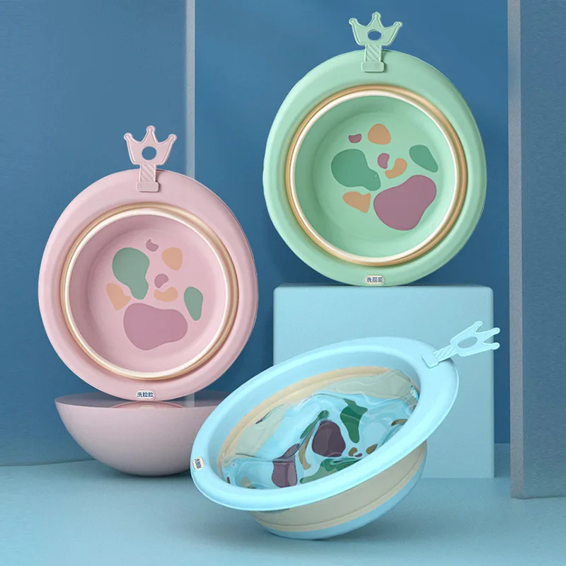 

Crown can hang a children's washbasin for cleaning bottom, washing feet, baby basin. Newborn baby folding washbasin.