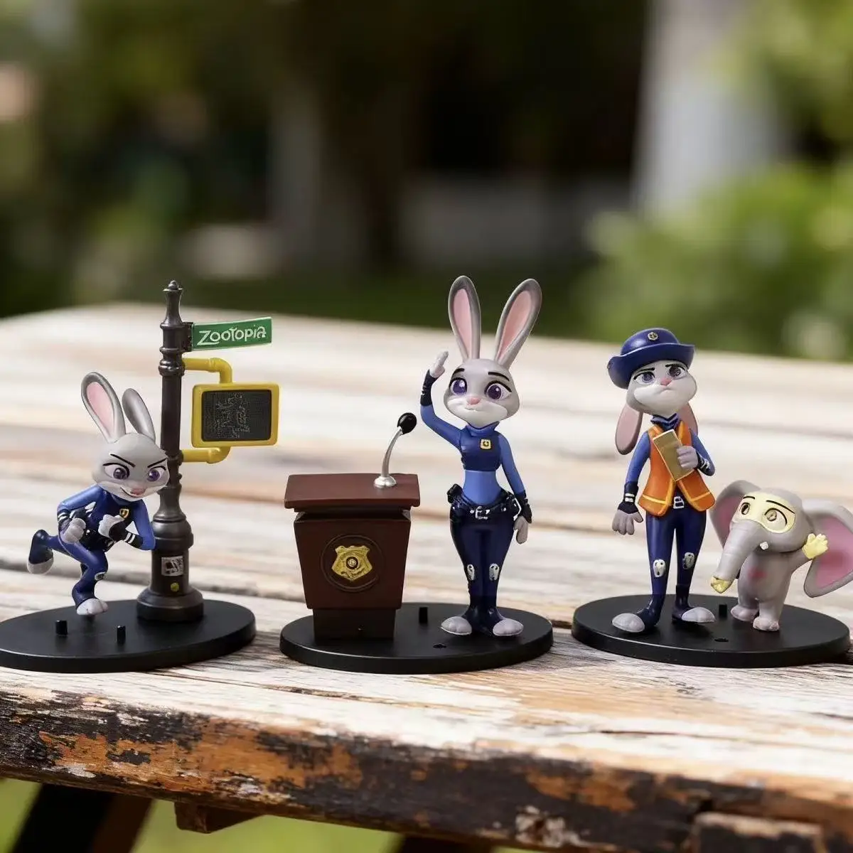 : Figuras de personagens de anime com conjuntos de fantasias