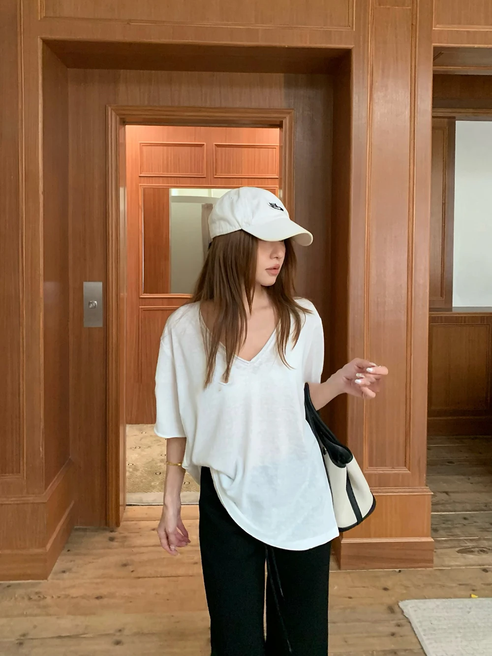 

Женский комплект: футболка с V-образным вырезом и коротким рукавом, свободные брюки с высокой талией. Весенний модный повседневный комфортный дышащий комплект из льна.