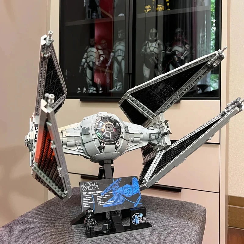 The 1931PCS spaceship-compatible TIE interceptor building block was modified into an Empire fighter model set to assemble brick