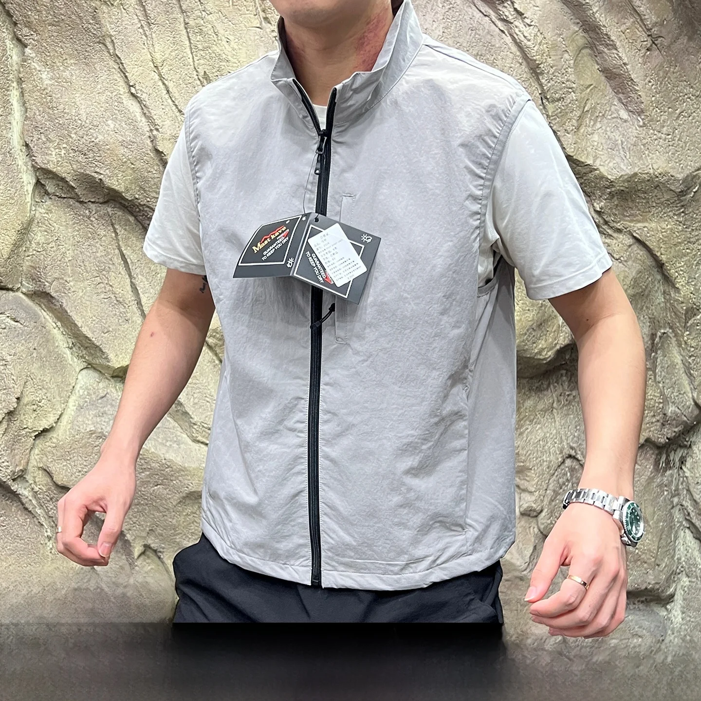 

Легкий водонепроницаемый жилет с 3D-кроем и воротником-стойкой из нейлоновой ткани для осеннего гардероба