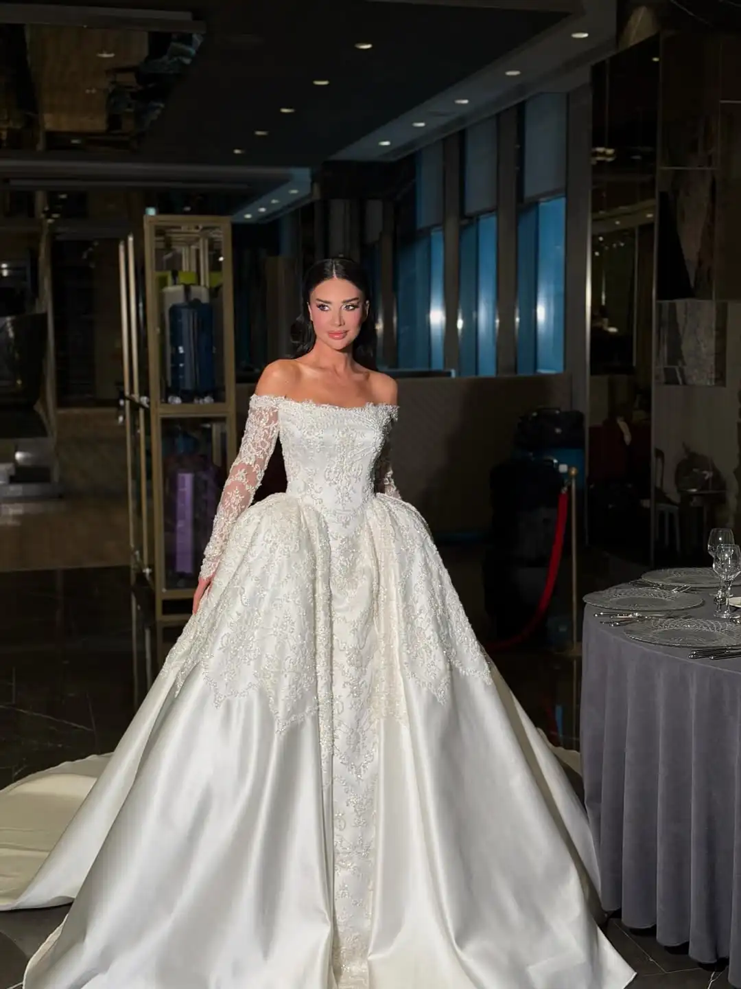 Luxuriöses schulterfreies Satin-Ballkleid Hochzeitskleid mit langen Ärmeln, Spitzenapplikationen, Prinzessinnen-Brautkleid für Damen, elegante Vestidos De N