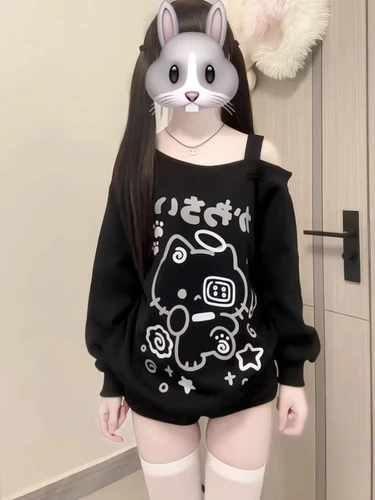 Imagen 2 del producto Camiseta japonesa Sweet Cat con hombros descubiertos, camiseta negra Y2k con gráfico oversize de manga larga y un solo hombro para mujer, holgada, para primavera y verano