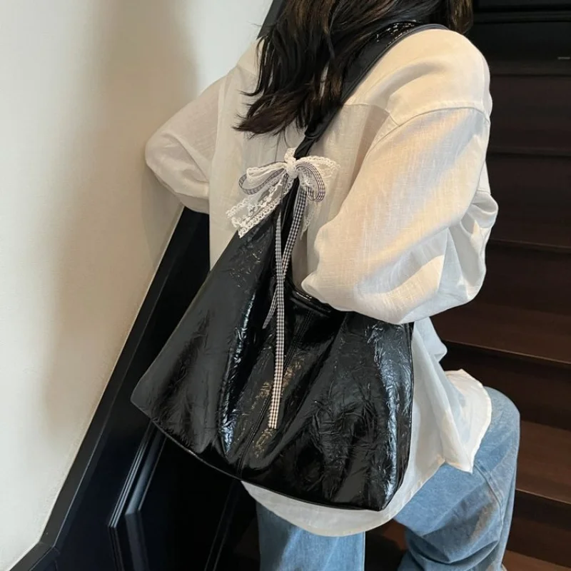 

Stylish Women's Handbag Made Of Cowhide Leather Boasting Gibraltar Casual Spacious Soft Daily Modern Look