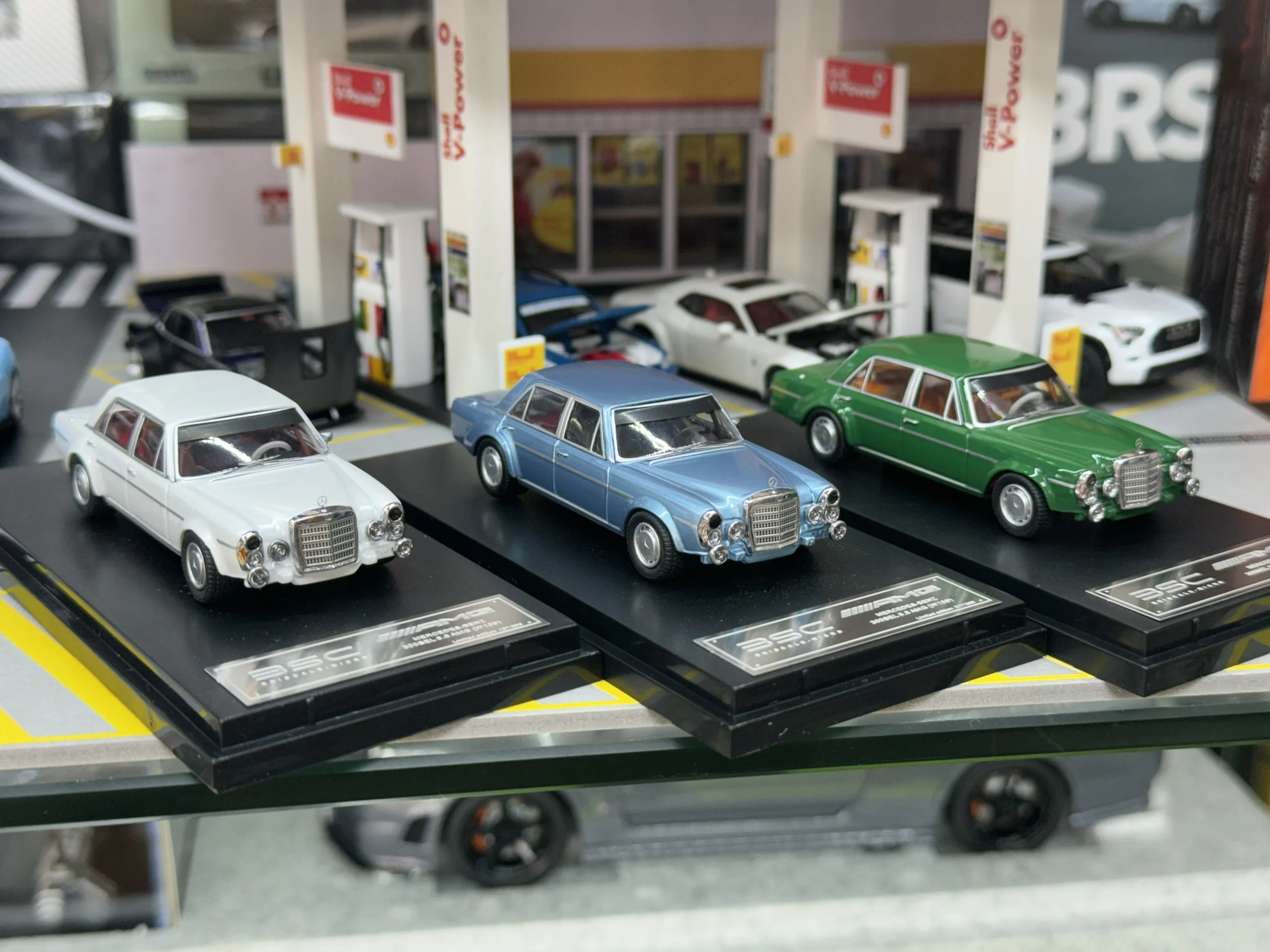

Литой под давлением масштаб 1:64 BENZ 300SEL W109 AMG, четырехдверная модель автомобиля из сплава, Коллекционная игрушка, подарок, сувенир, украшение для дисплея