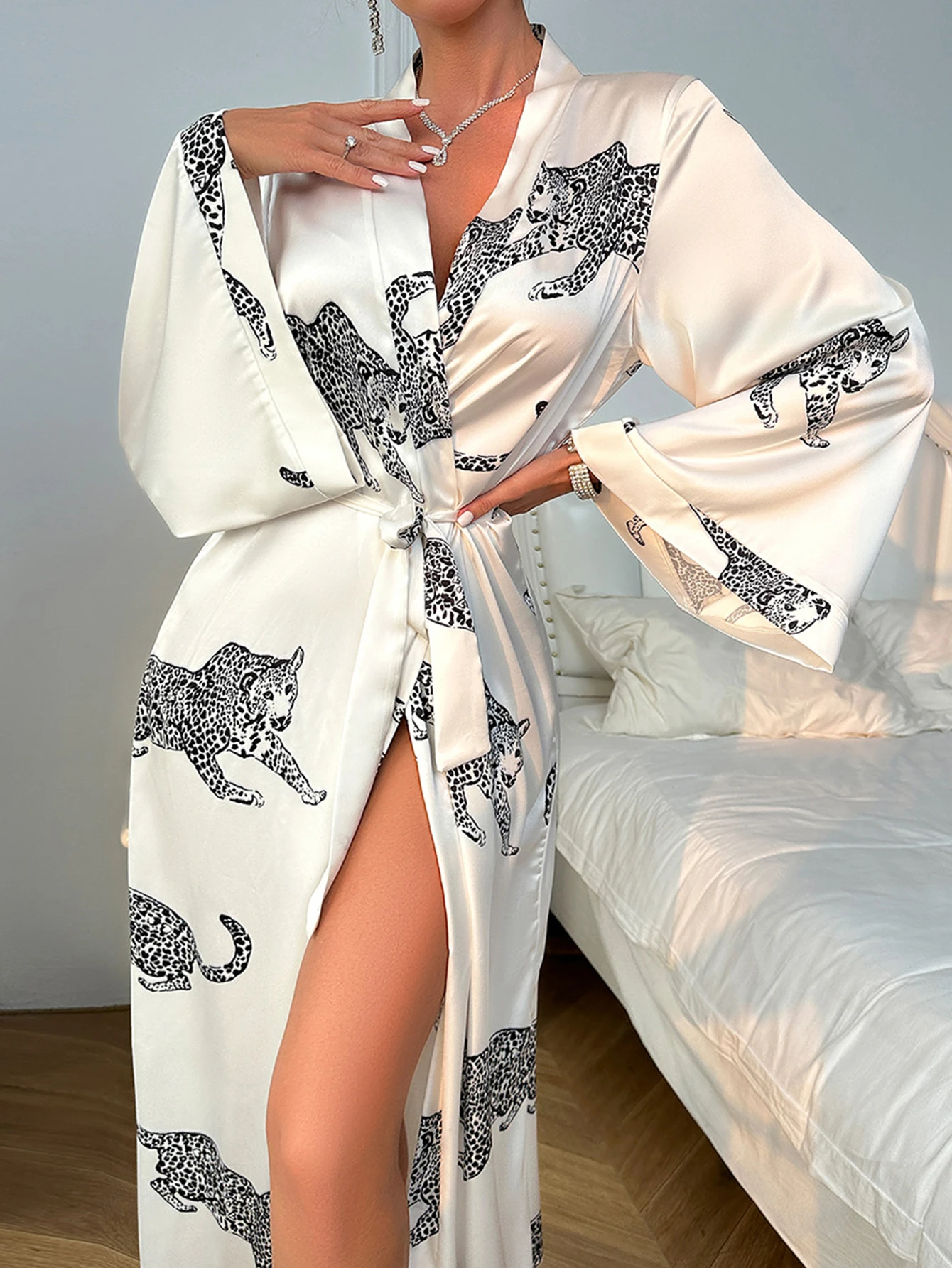 فستان نسائي على الطراز الياباني برباط وأكمام طويلة ورقبة على شكل حرف V وطباعة كاملة للخريف فستان طويل للإجازات