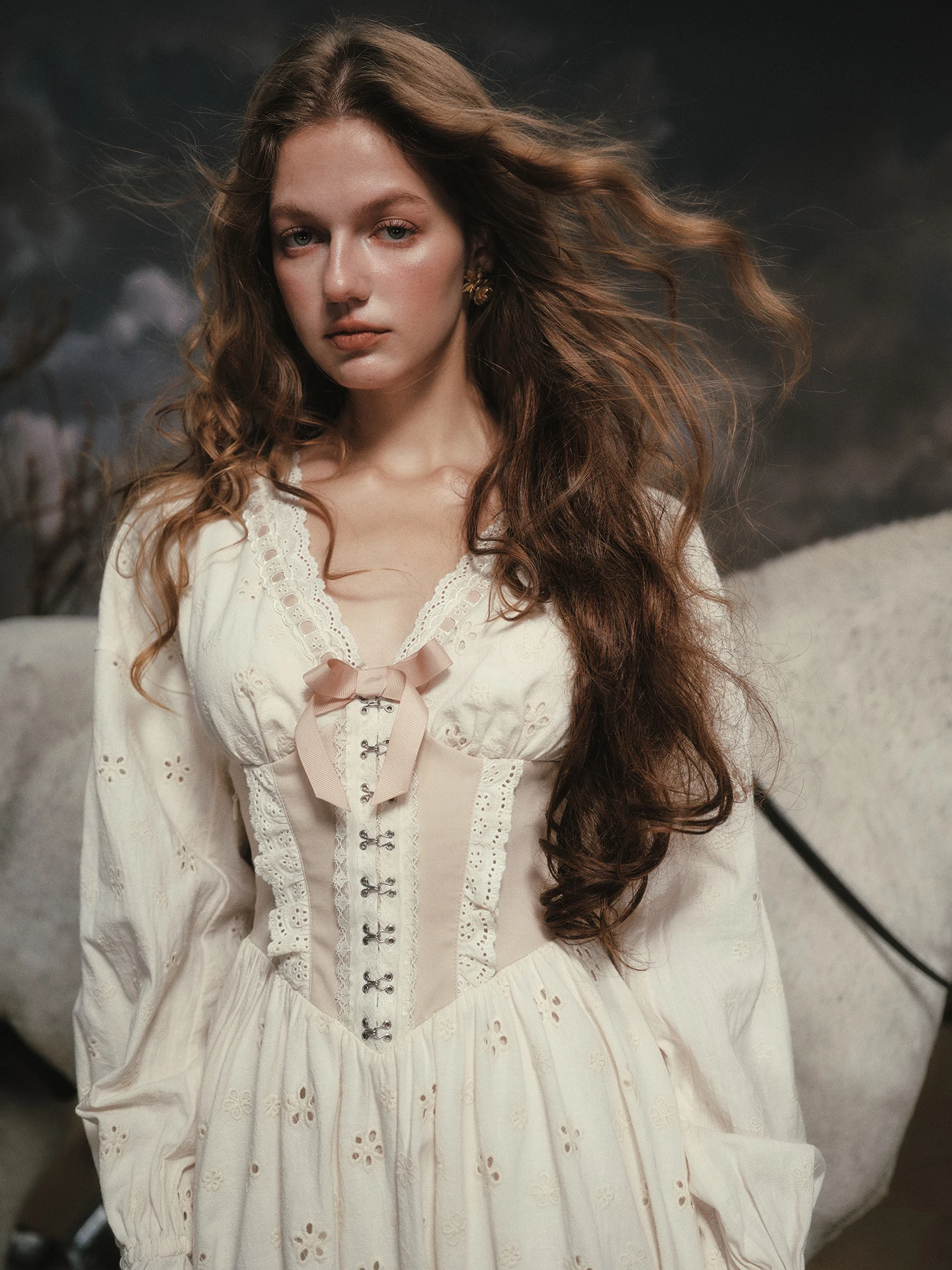 TIYIHAILEY Sukienka damska na wiosnę i jesień, długi rękaw, długa maxi, rozmiary XS-XL, vintage, wysoki stan, nowość 2025, dekolt w serek, imitacja 2-częściowej, haftowana