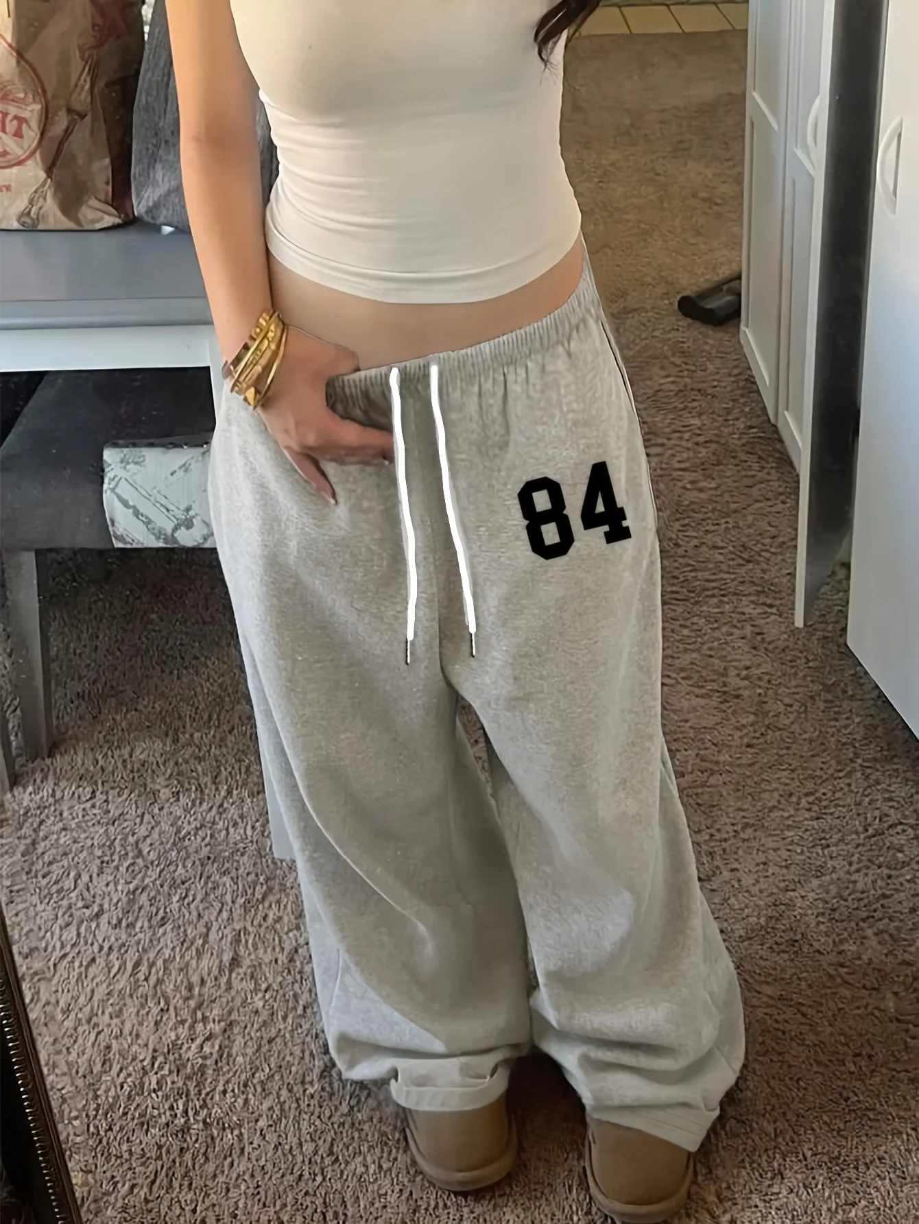 Trendiges und stylisches Outfit für Damen, bestehend aus einer Hose mit lockerem Schnitt und einem besonderen „84“-Motiv, das Glück bedeutet. – Detail 5