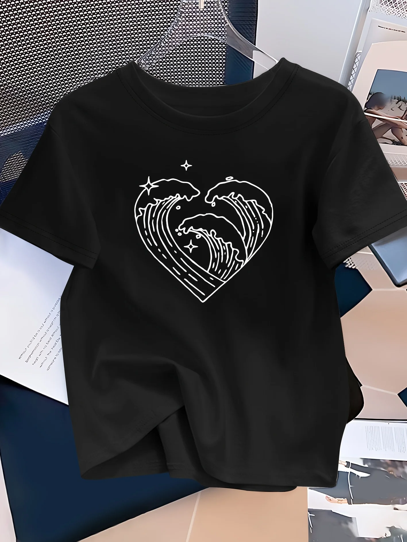 

Women's Casual Short-sleeved T-shirt with Heart-shaped Wave Print, Round Neck, Black and White Contrast Versatile Everyday Print