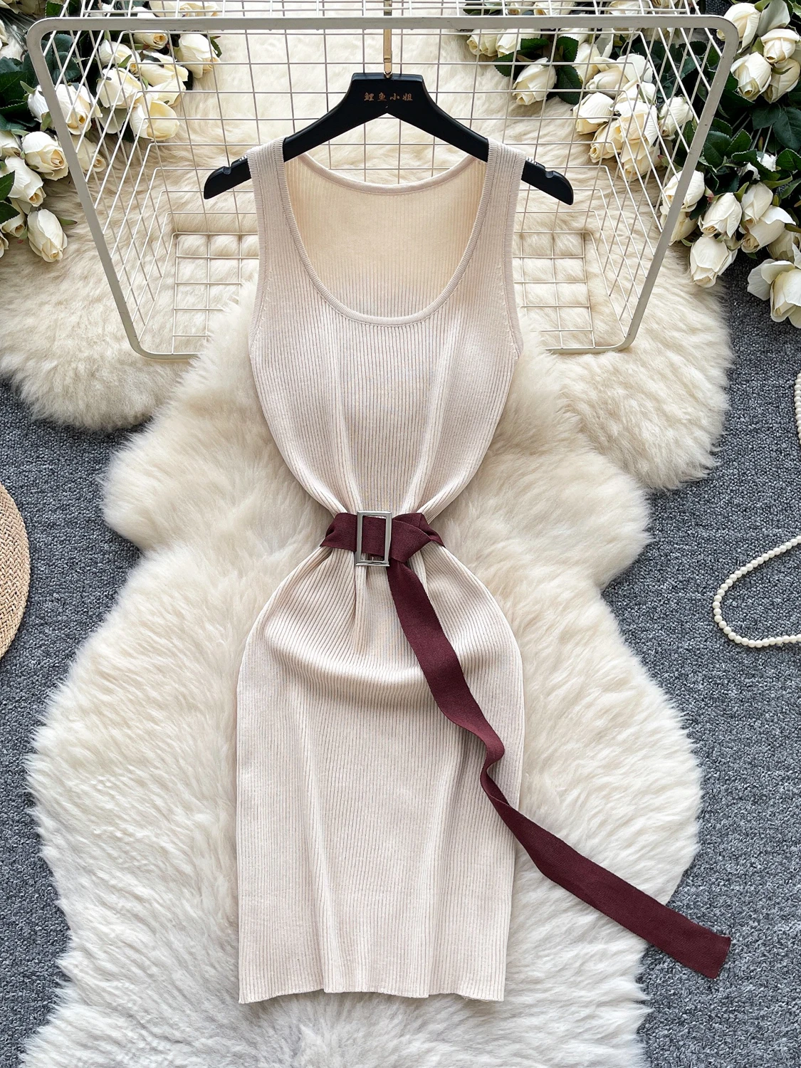 시크한 여름 니트 슬림핏 베스트 드레스 여성 하이웨이스트 슬리브리스 랩 허리 디자인 패셔너블 출근룩 A라인 스커트