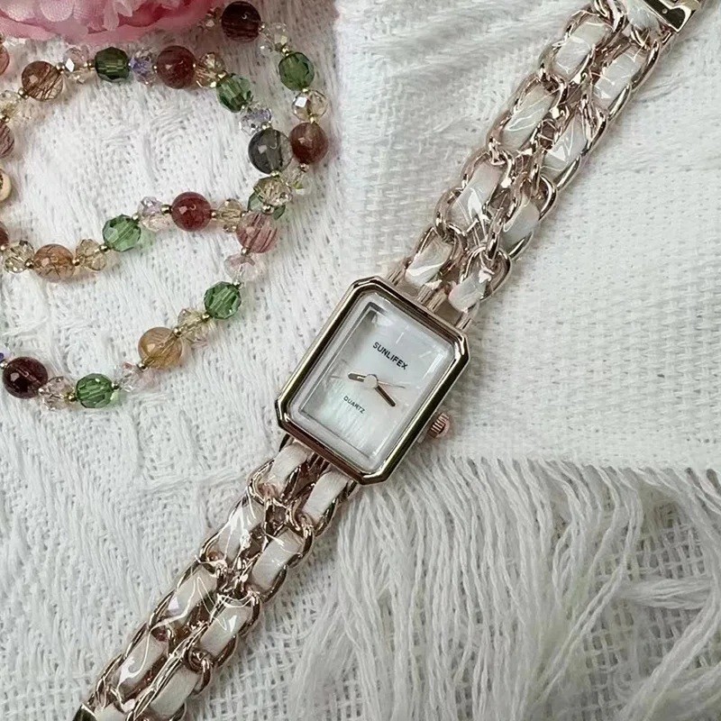 ساعة نسائية أنيقة بسلسلة عصرية ساخنة بنفس النمط ساعة نسائية بسوار ساعة هدية نسائية للنساء