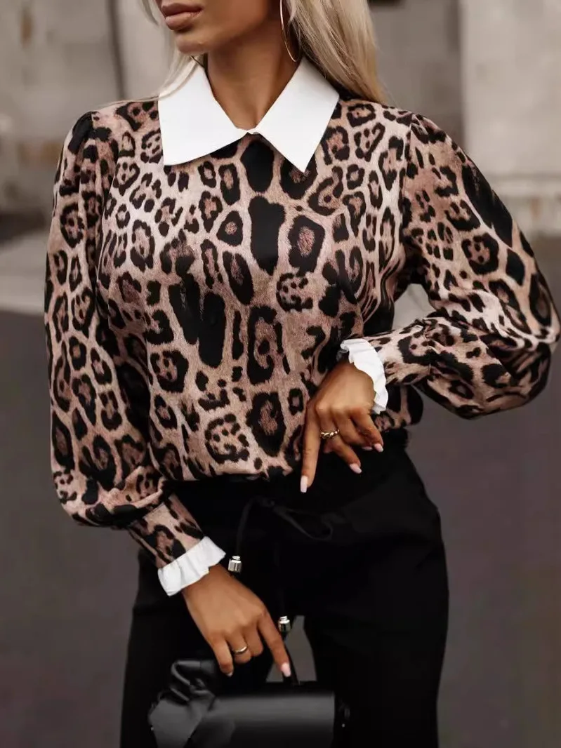 Elegancka długa sukienka damska w panterkę, codzienna, z poliestru, o prostym kroju, z kołnierzykiem, o regularnej długości.