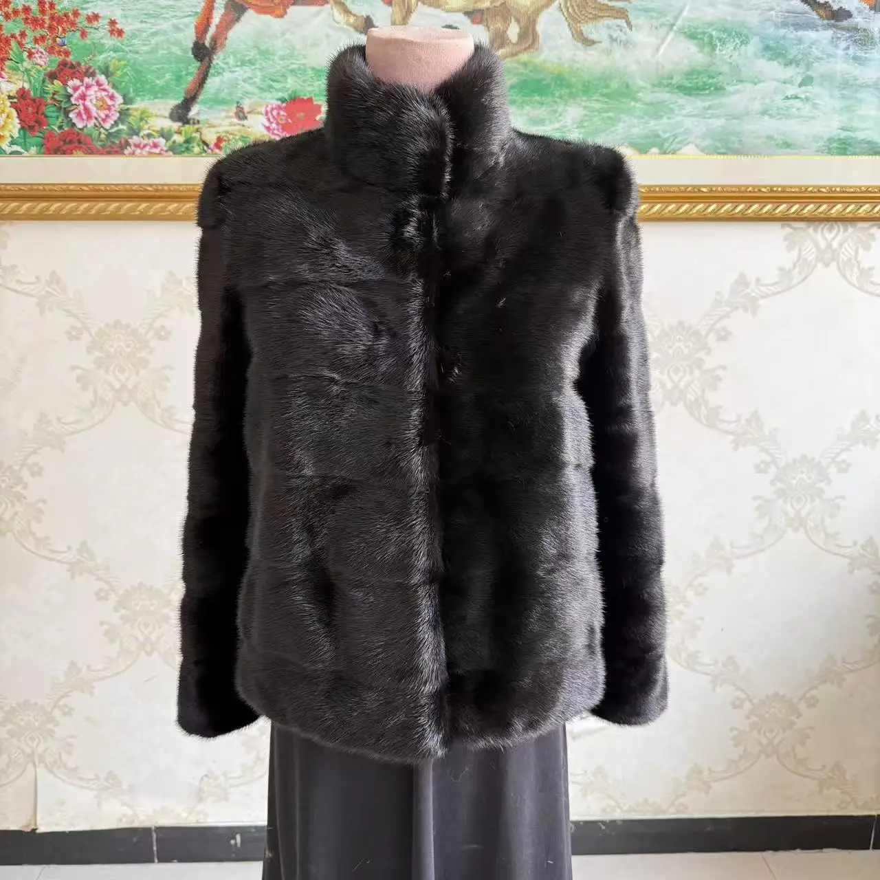 

he new women's fur coat is made of mink fur. It has a short design and a stand-up collar. It is suitable for keeping warm in win