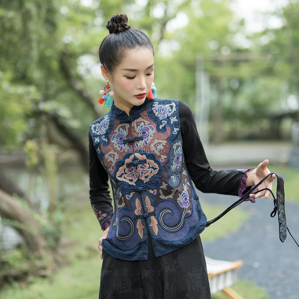 صدرية قصيرة مطرزة على الطراز العرقي الصيني الجديد لعام 2025 بدون أكمام وياقة واقفة سترة نسائية سميكة بتصميم عتيق T1