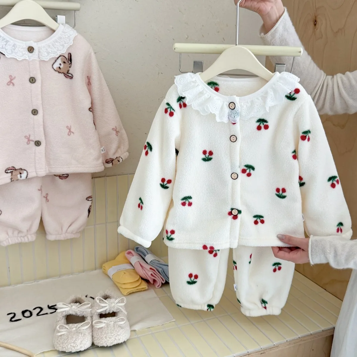 Herbst-Winter Baby Mädchen Flanell-Pyjama-Set Kinder Punktmuster Herz-Print Spitzenkragen Strickjacke+Hose Kinder Verdickte Warme Loungewear – Detail 5