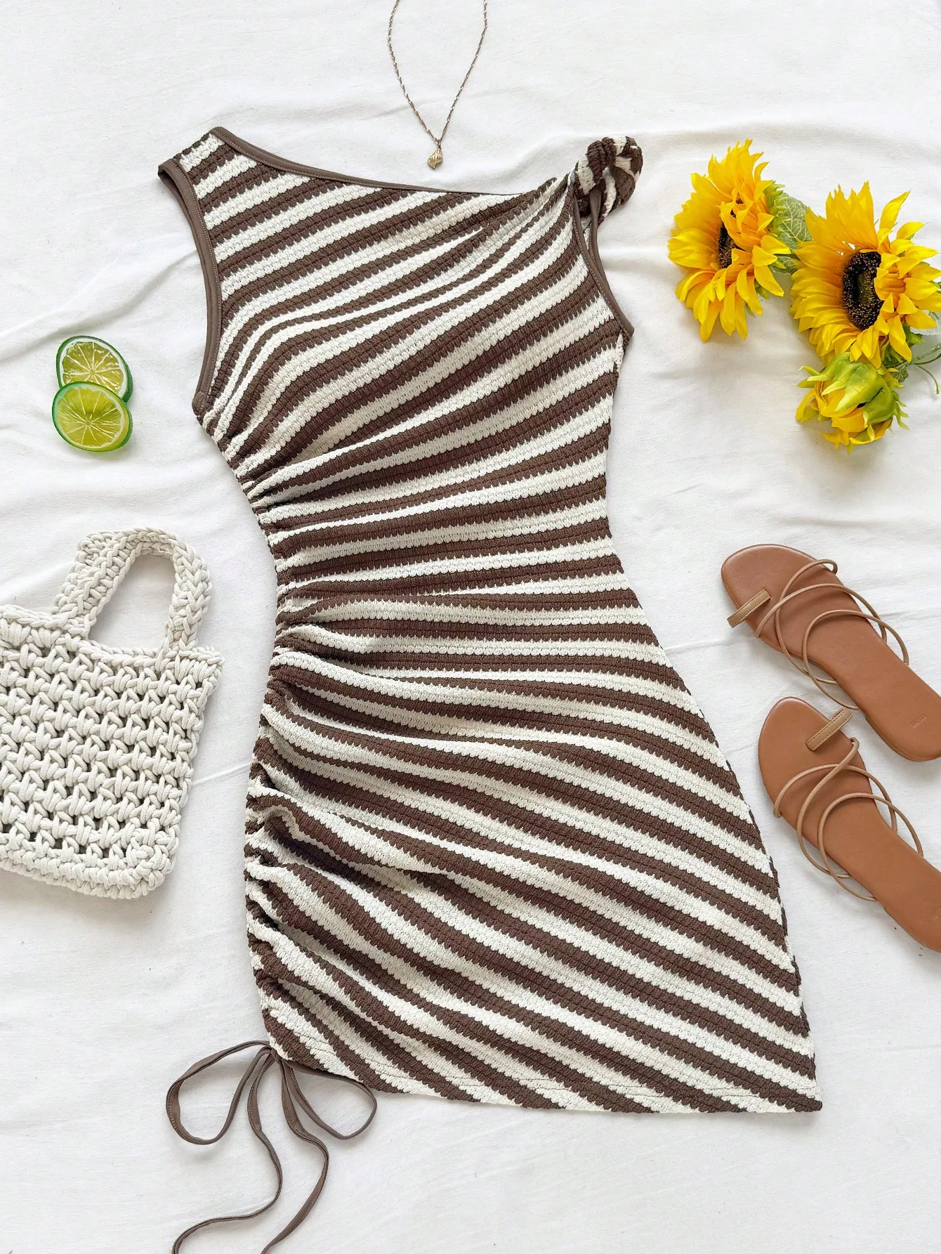 

Женское коричнево-кремовое мини-платье в полоску с асимметричным вырезом, завязками по бокам и драпировкой