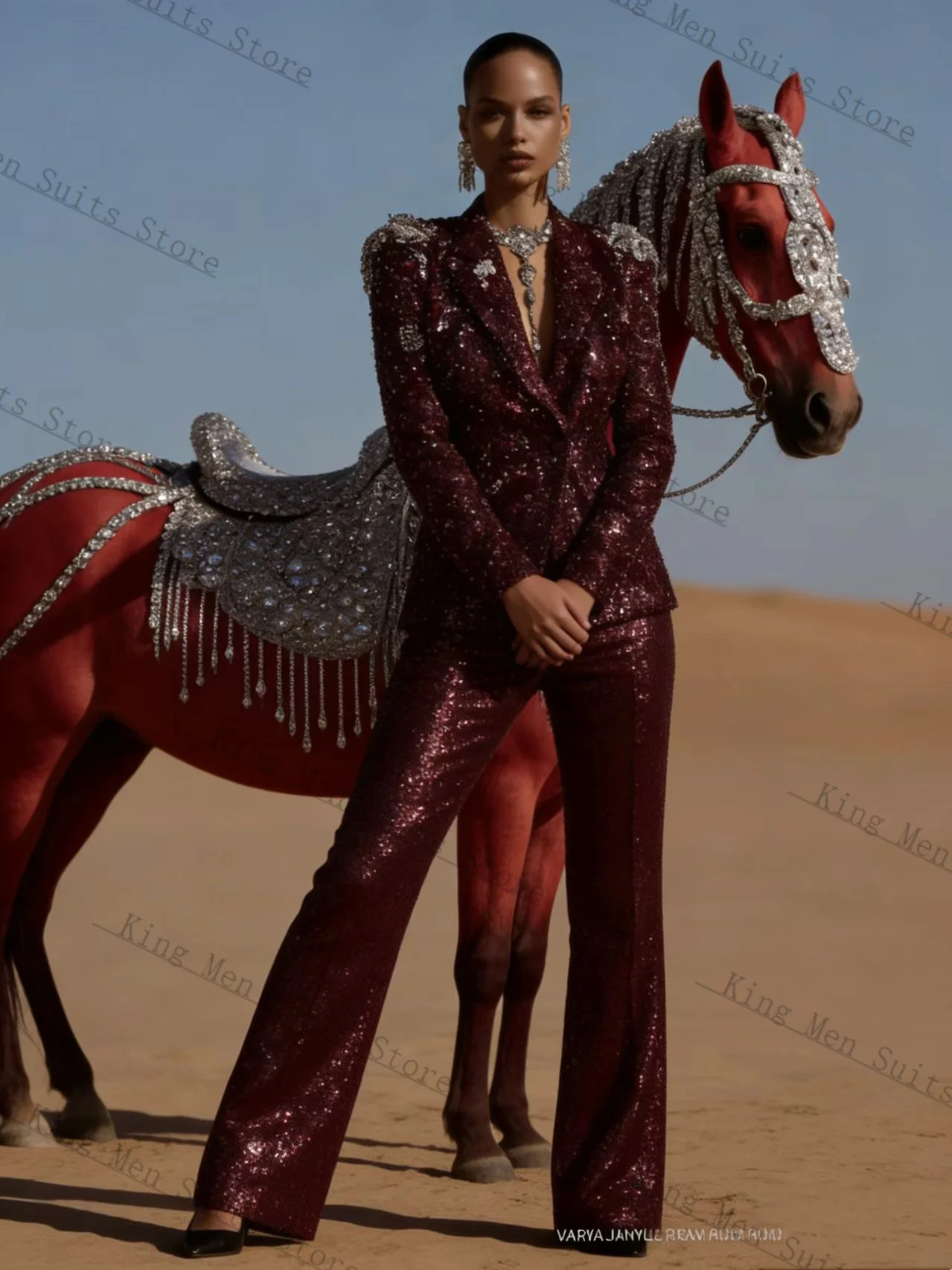 

Бордовый блестящий женский костюм-двойка: пиджак и брюки. Роскошный весенний комплект на заказ для торжественных мероприятий, свадеб и вечеринок.