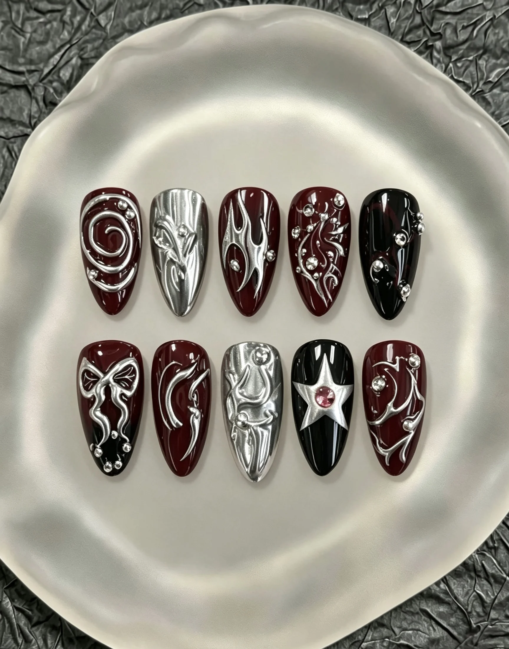 10-teiliges Set tragbarer Nägel im Millennium-Gothic-Stil, mittlere Mandelform, burgunderrote und schwarze Grundfarbe, 3D-Flüssig-Silber-Flammensterne, Schleife, Strasssteine, wiederverwendbare Kunstnägel – Detail 2