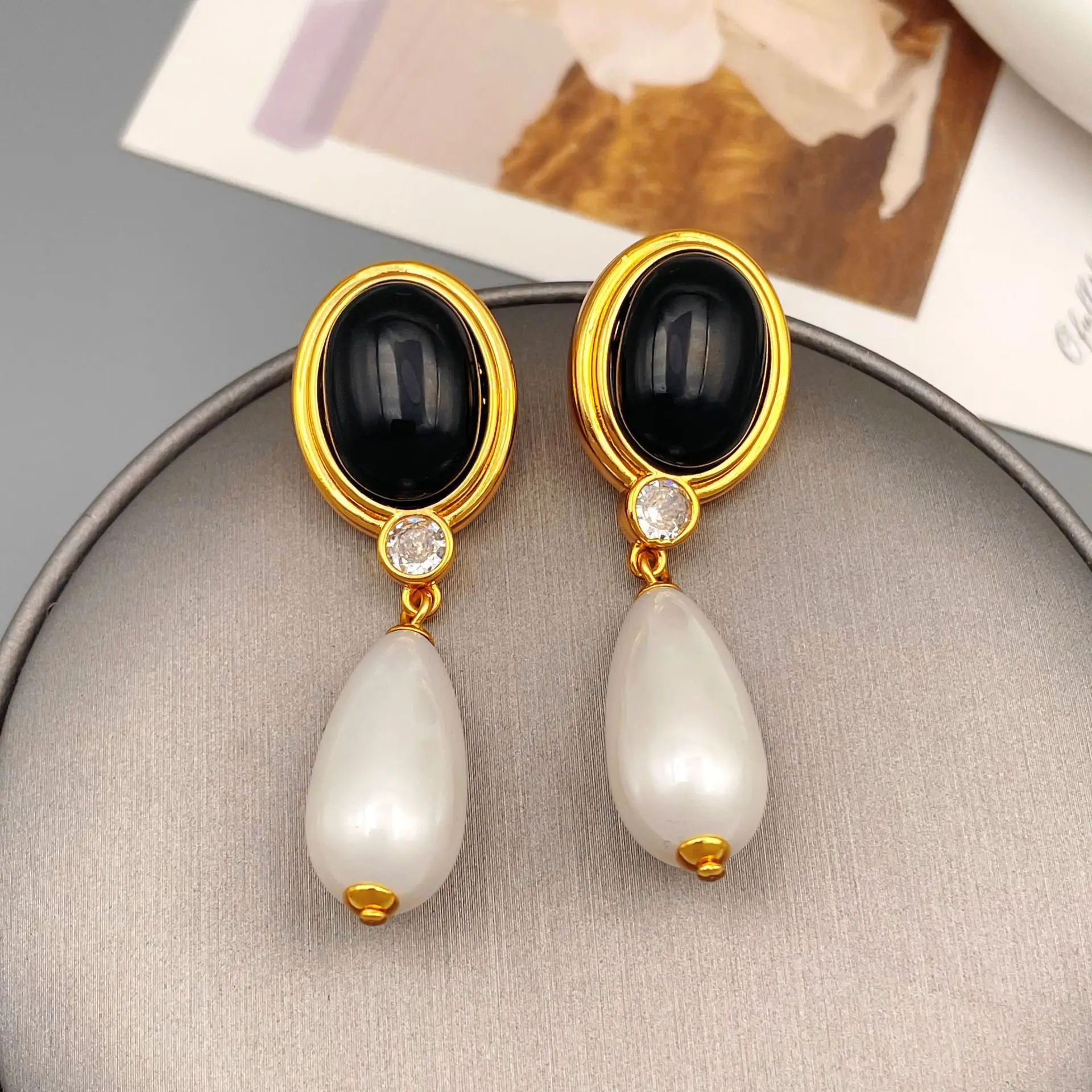 

Hong Kong style water drop pearl high-end black glaze exquisite fashion personalized stud earrings