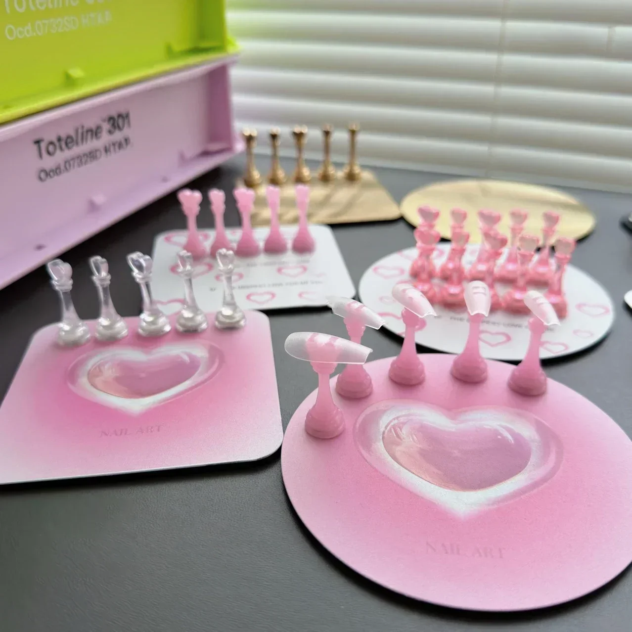 Lootaan Love Nail Holder Set Acrylic Nail Stand for Press On Nail Tips Showing Shelves Stainless Steel Plate Palette Display Kit