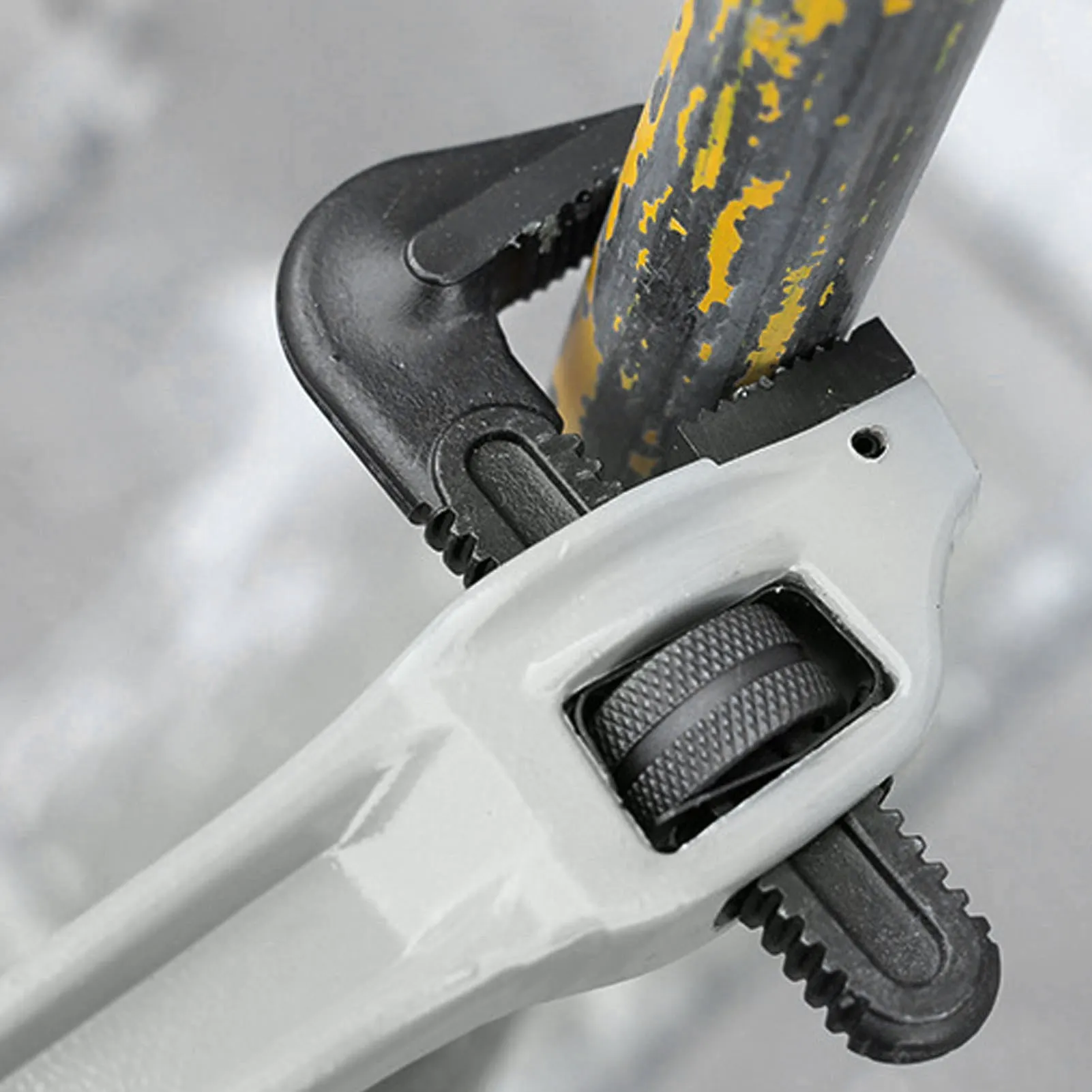 

Усиленный трубный ключ с регулируемым зевом, смещенным захватом, нескользящими зубьями, из Cr-Mo стали, с плавающим крюком для труб, тройников, шаровых кранов