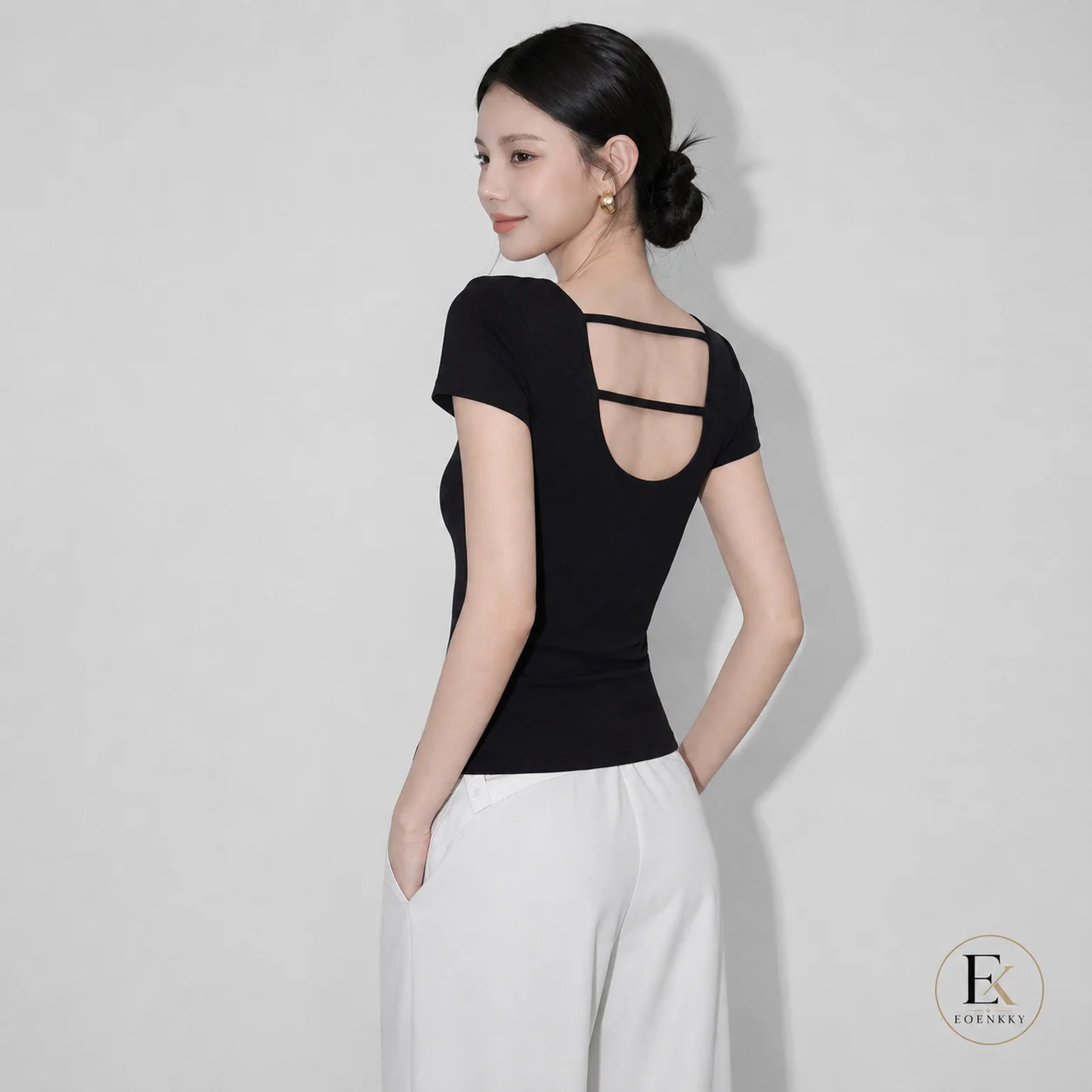EOENKKY Women Open Back T Shirt Short Sleeve Fitted Tee Round Neck Modal Blend Slim Fit Summer Top Black White