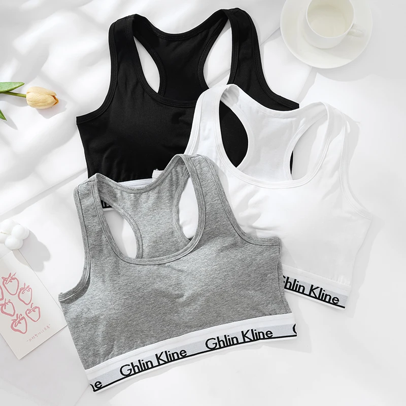 Bavlněná sportovní podprsenka s tílkem s houbičkovou vycpávkou a dámskými sportovními kraťasy - náhled 4