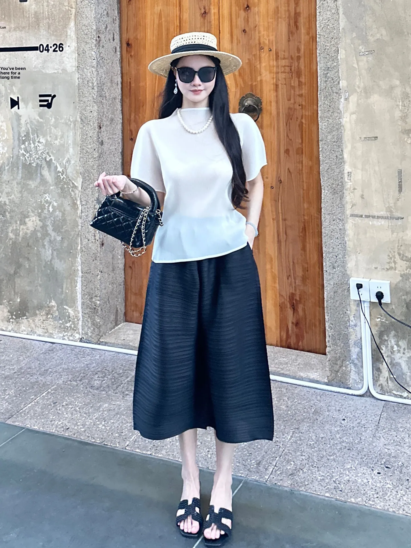 

Slimming Pure Color Summer 2026 Women's Fashion Set White Short Sleeve Top Black Loose Eighteen Pants Crease Design Polyester