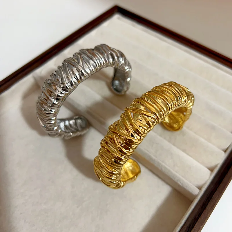 2025 French wide vintage open bracelet with gilded twisted pattern bangle fashionable and light luxury jewelry for women