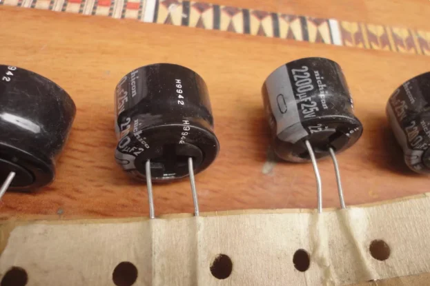 20pcs/lot original Japanese Nichicon 25V 2200UF 18x15mm RS series 85 degrees electrolytic capacitor free shipping