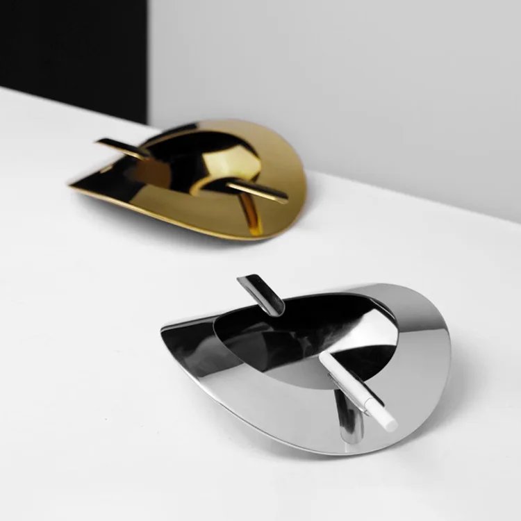 Moderne einfache Silber Gold Metall gebogene Aschenbecher Modell Zimmer Verkaufsbüro Wohnzimmer Couchtisch Desktop-Dekoration
