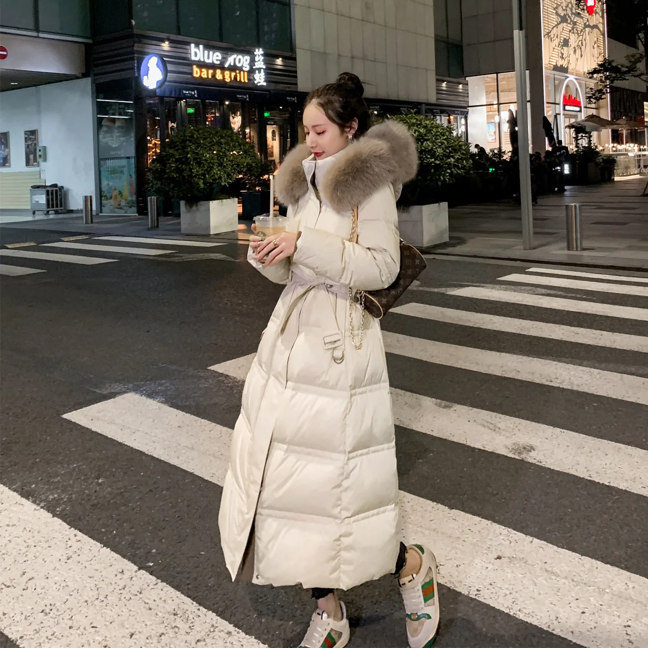 معطف نسائي جديد لعام 2025 بياقة من فرو الثعلب معطف طويل للتخسيس والخصر وريش البط الأبيض #5