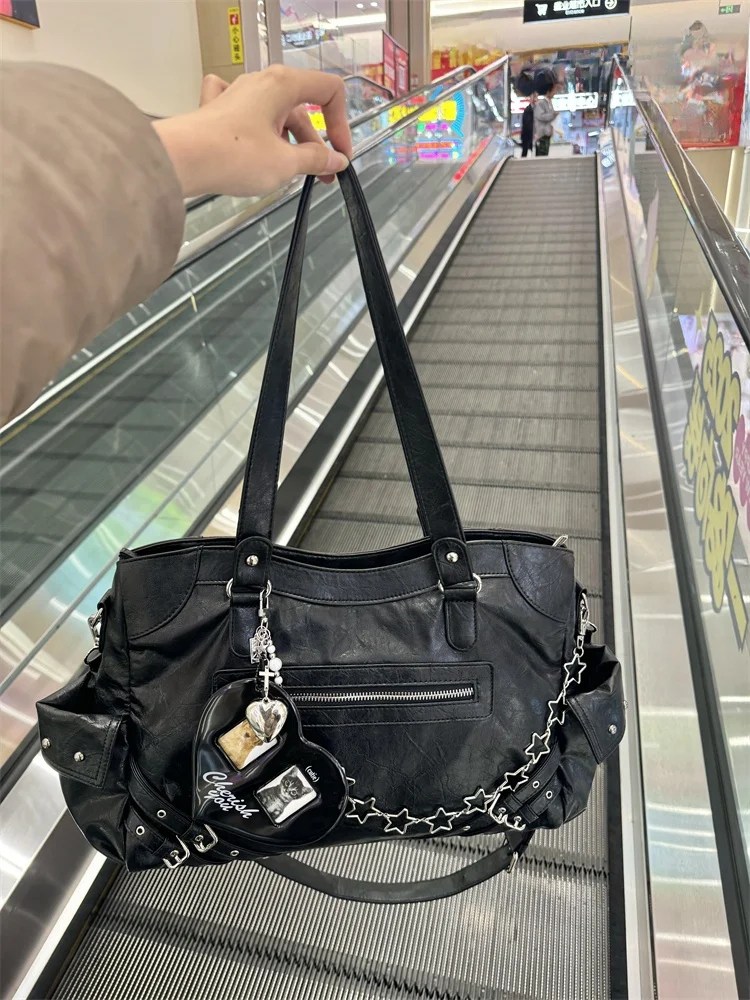 

Высококачественная мотоциклетная сумка с заклепками для девочек в стиле ретро, модная пригородная большая сумка, милая, крутая, универсальная, через плечо на одно плечо...