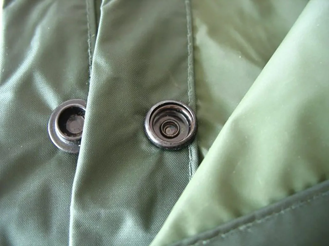 Multifunktionaler Wasserdichter Regenmantel für Draußen, Taktisches Zeltuntergrundtuch, Überlebensunterstand, Camping- und Wanderausrüstung – Detail 7