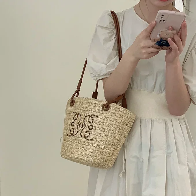 Bolso tejido de paja para mujer, bolsa de mano de marca a la moda, ideal para vacaciones en la playa, cesta de hombro con axilas, novedad de verano, 2024